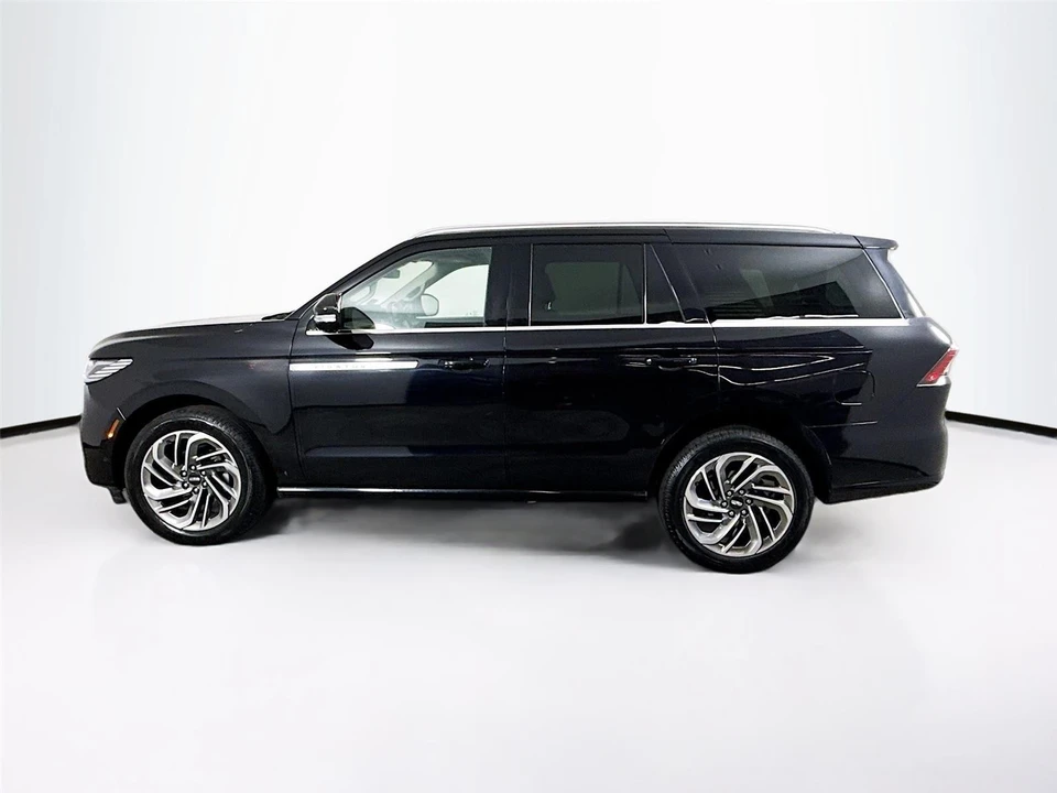 2025 Lincoln Navigator 4th Gen - Image 24 of 31