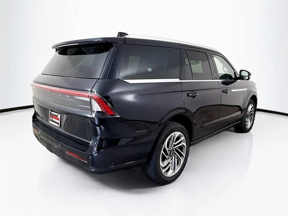 2025 Lincoln Navigator 4th Gen - Image 13 of 15