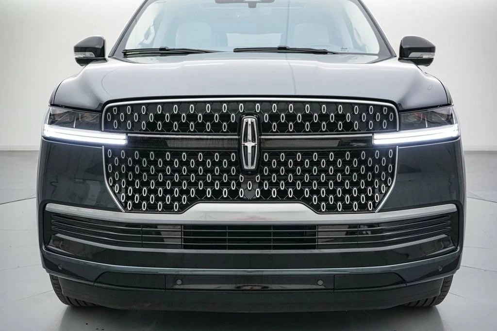 2025 Lincoln Navigator 4th Gen - Image 12 of 31