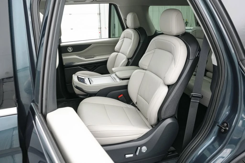 2025 Lincoln Navigator 4th Gen - Image 28 of 31