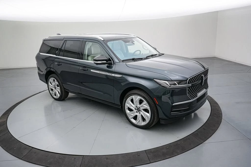 2025 Lincoln Navigator 4th Gen - Image 2 of 21