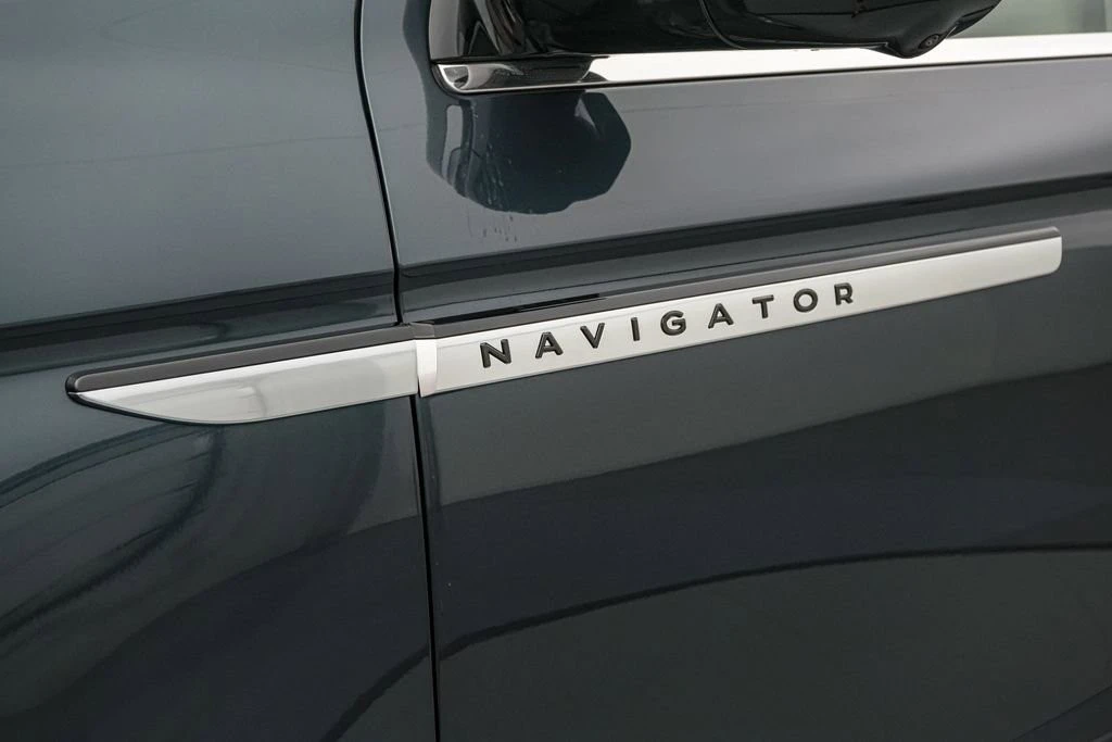 2025 Lincoln Navigator 4th Gen - Image 13 of 31