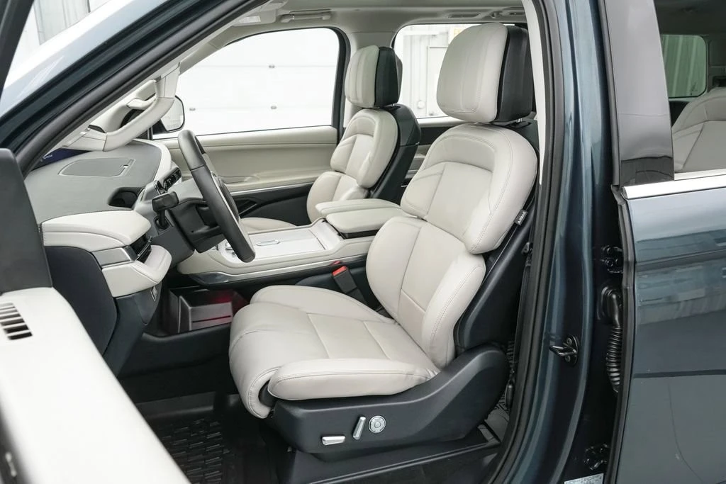 2025 Lincoln Navigator 4th Gen - Image 16 of 31