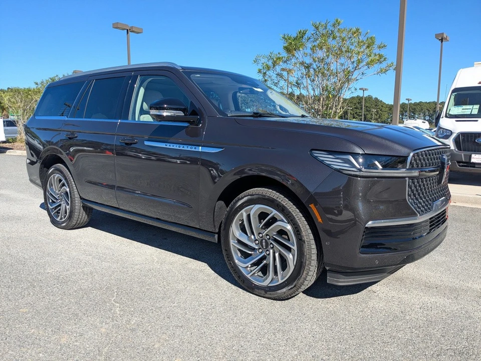 2025 Lincoln Navigator 4th Gen - Image 2 of 21