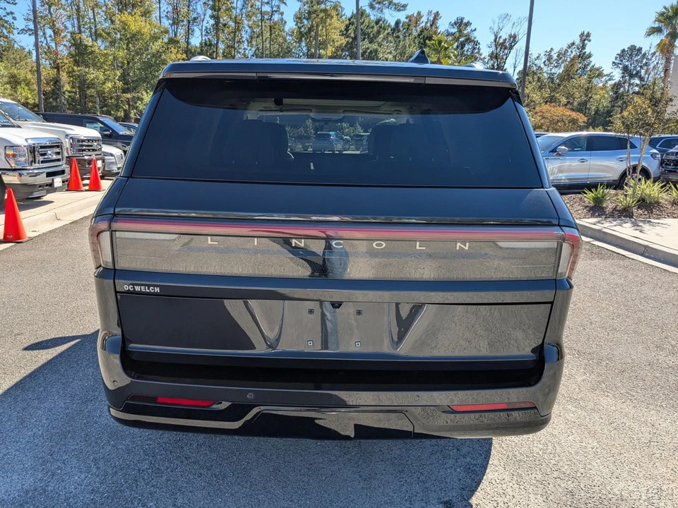 2025 Lincoln Navigator 4th Gen - Image 5 of 21