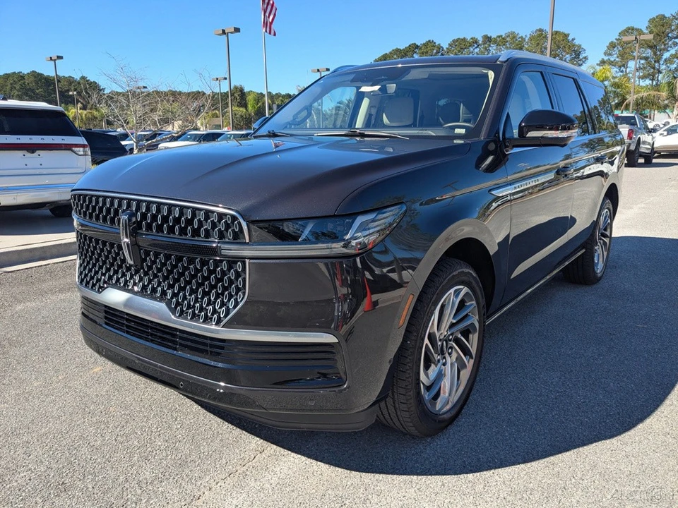 2025 Lincoln Navigator 4th Gen - Image 8 of 21