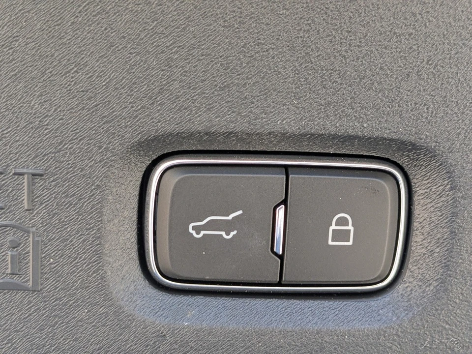 2025 Lincoln Navigator 4th Gen - Image 16 of 21