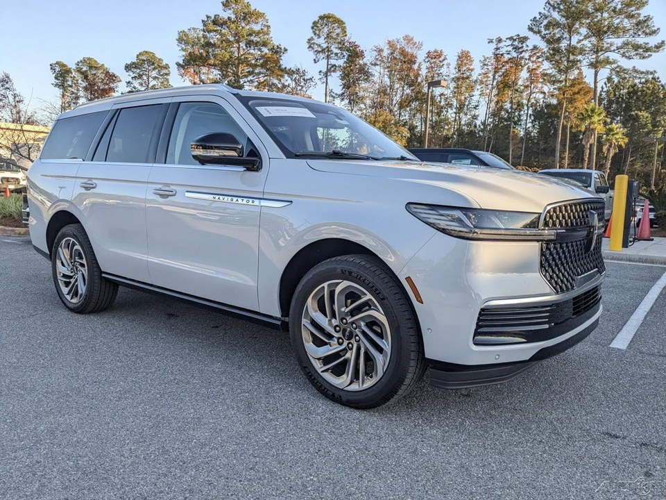 2025 Lincoln Navigator 4th Gen - Image 2 of 21