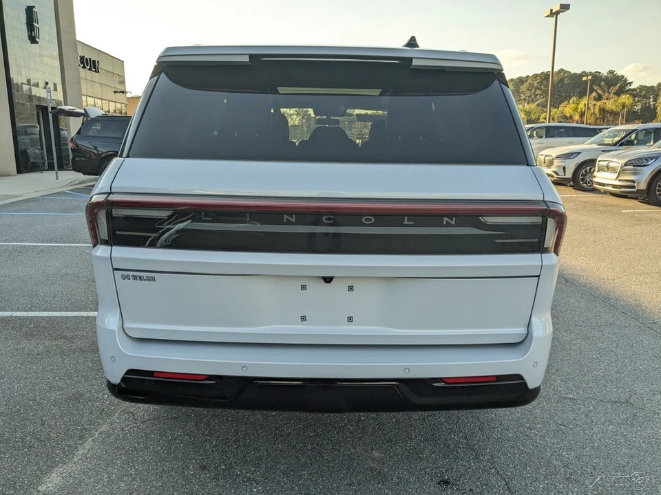 2025 Lincoln Navigator 4th Gen - Image 5 of 21
