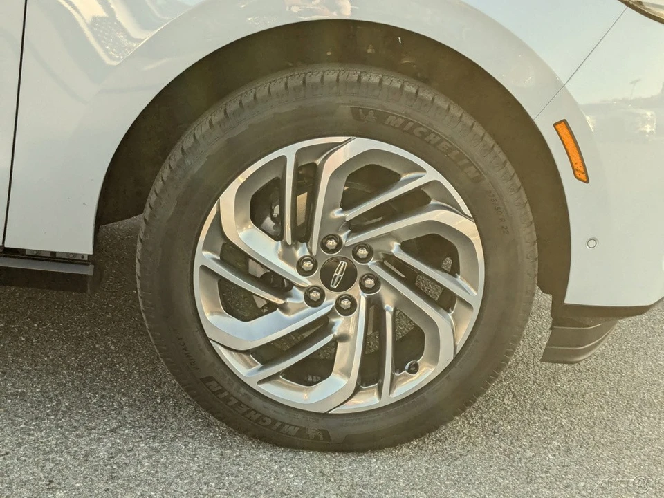 2025 Lincoln Navigator 4th Gen - Image 13 of 21