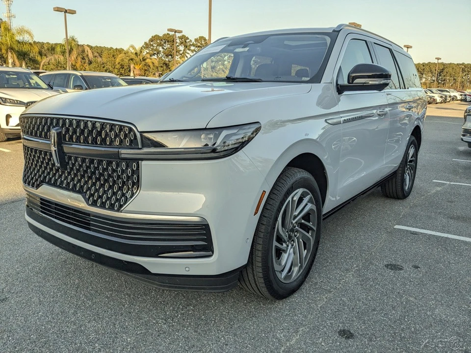 2025 Lincoln Navigator 4th Gen - Image 8 of 21