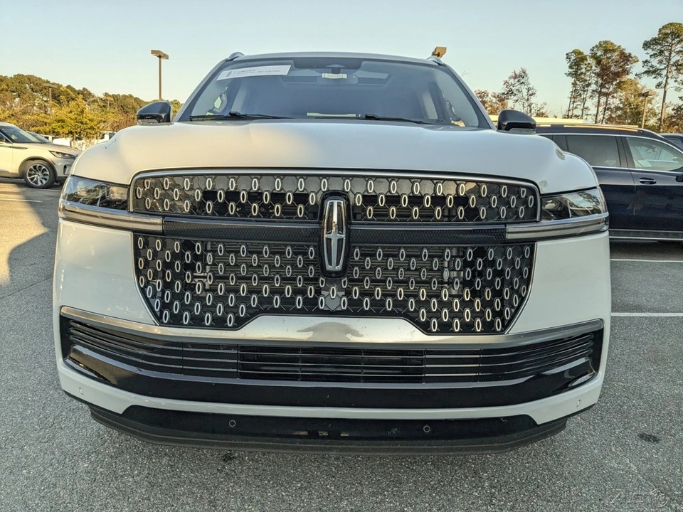 2025 Lincoln Navigator 4th Gen - Image 9 of 21