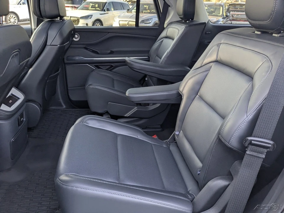 2025 Lincoln Navigator 4th Gen - Image 17 of 21