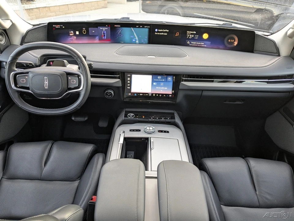 2025 Lincoln Navigator 4th Gen - Image 18 of 21