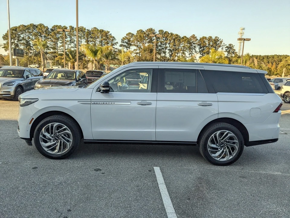 2025 Lincoln Navigator 4th Gen - Image 7 of 21