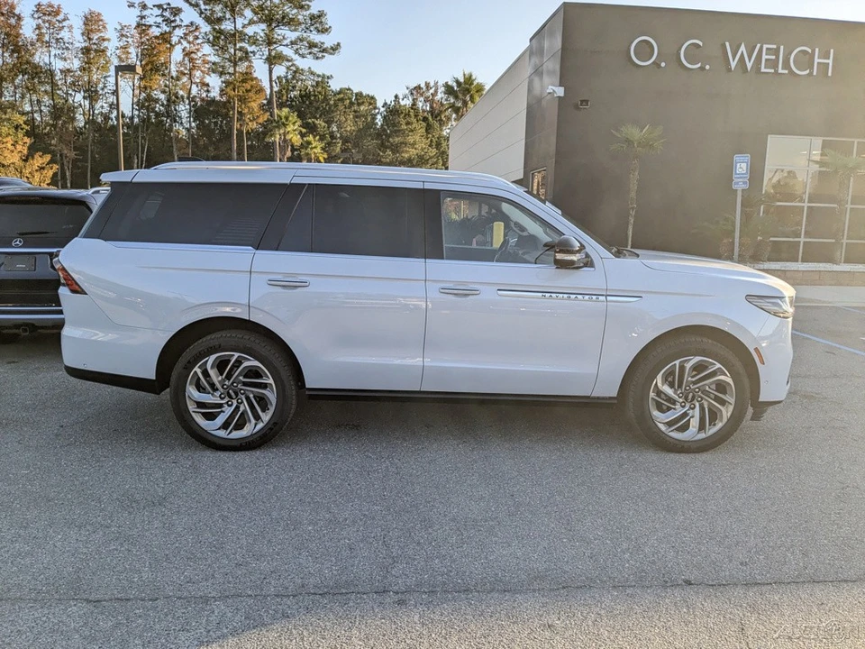 2025 Lincoln Navigator 4th Gen - Image 3 of 21