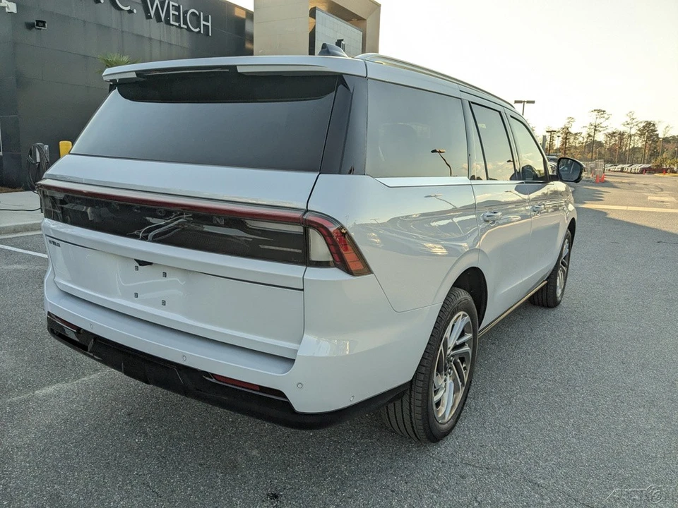 2025 Lincoln Navigator 4th Gen - Image 4 of 21