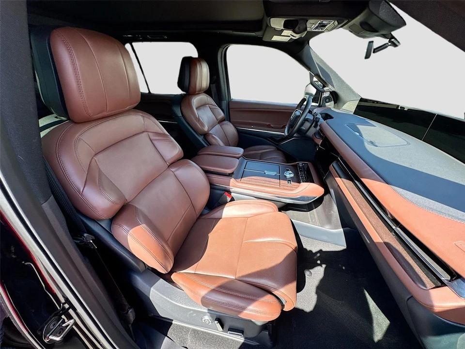 2025 Lincoln Navigator 4th Gen - Image 8 of 19