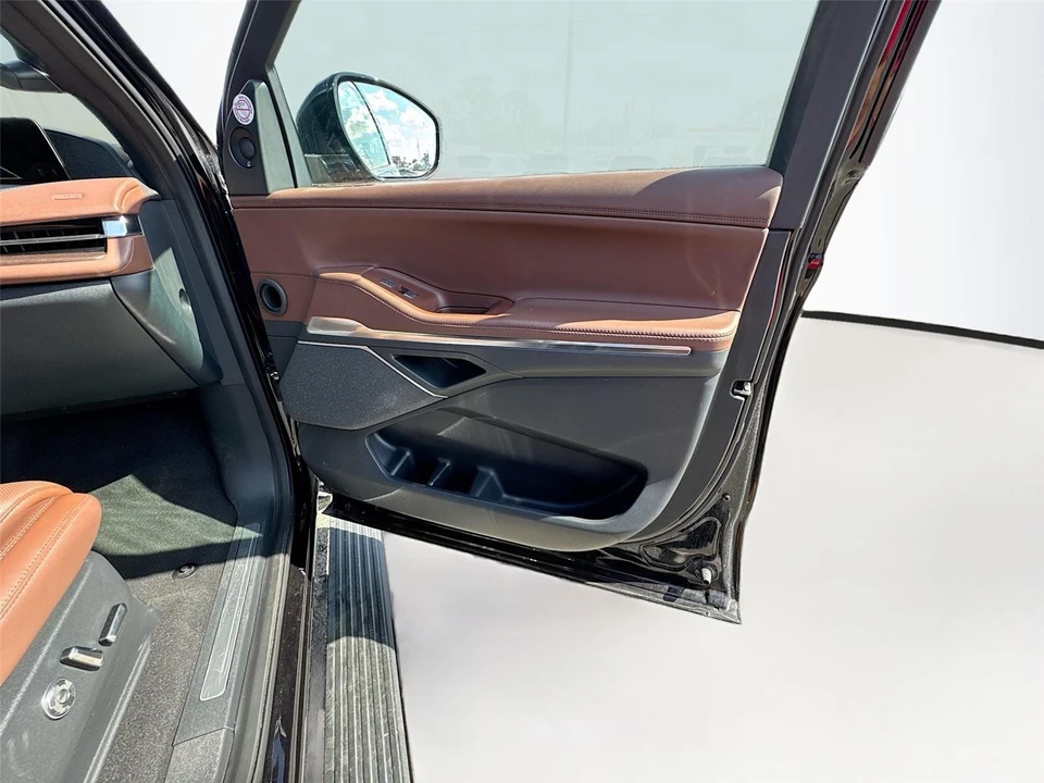 2025 Lincoln Navigator 4th Gen - Image 9 of 19