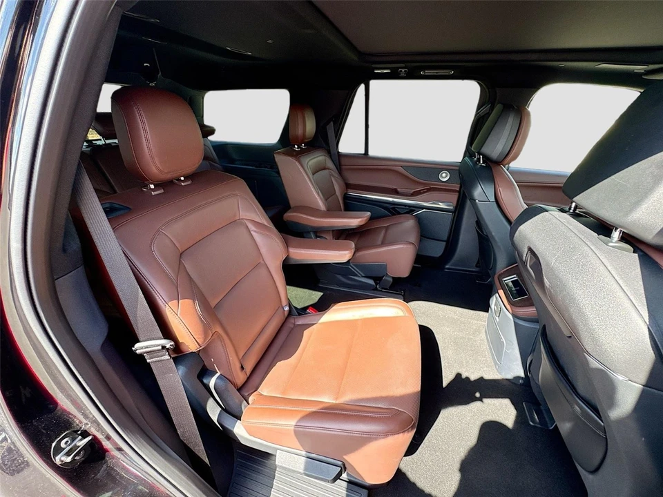 2025 Lincoln Navigator 4th Gen - Image 11 of 19