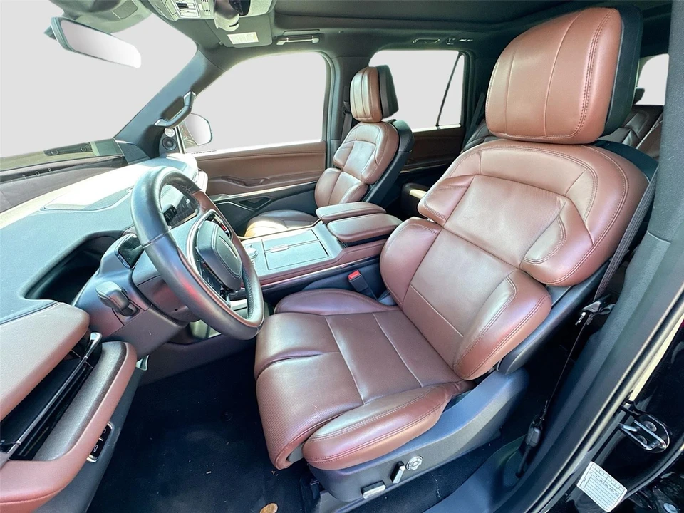 2025 Lincoln Navigator 4th Gen - Image 18 of 19