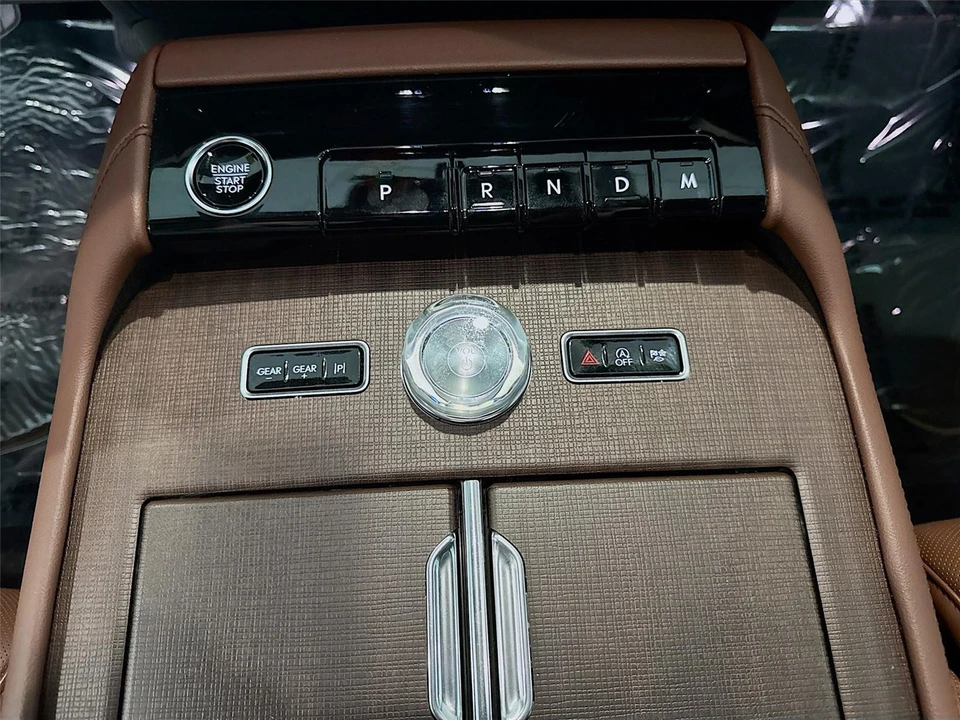 2025 Lincoln Navigator 4th Gen - Image 13 of 21