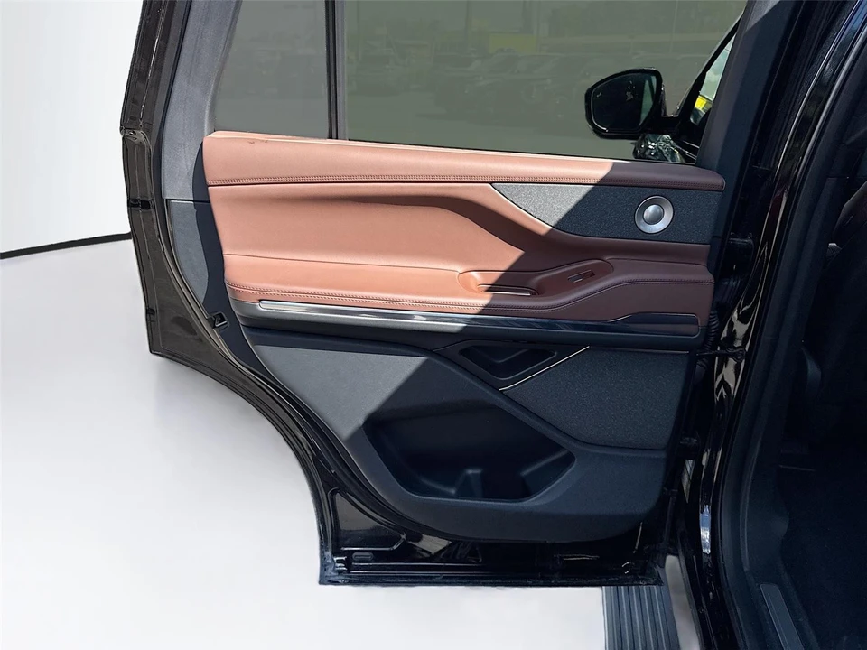 2025 Lincoln Navigator 4th Gen - Image 14 of 19