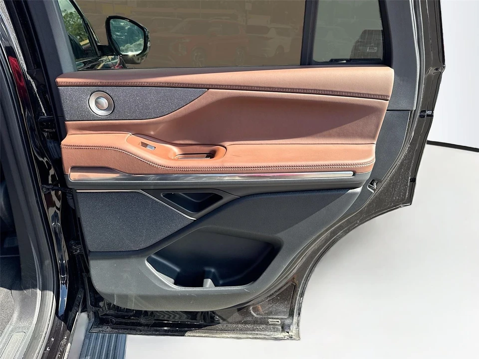 2025 Lincoln Navigator 4th Gen - Image 10 of 19