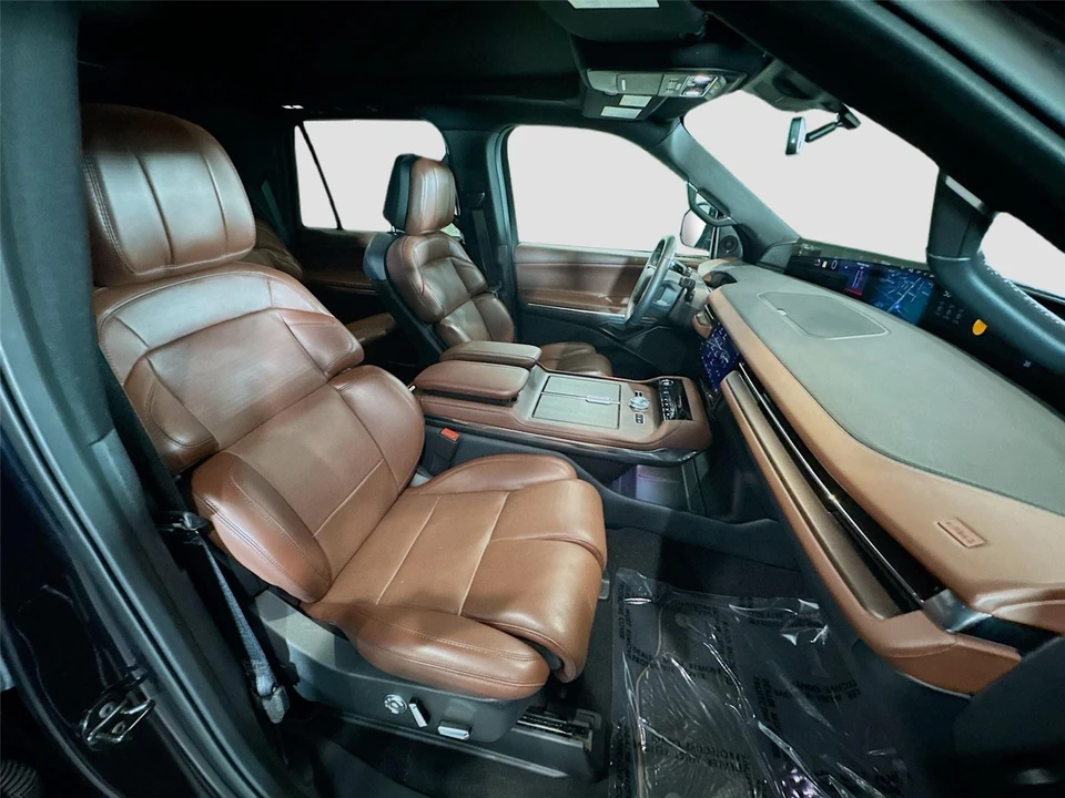 2025 Lincoln Navigator 4th Gen - Image 27 of 31