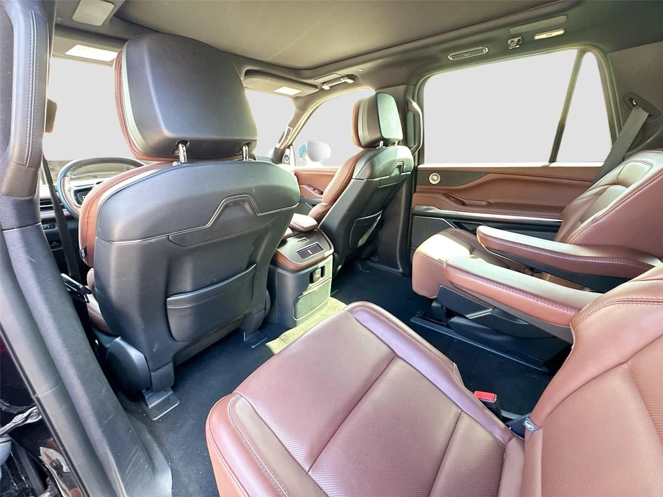 2025 Lincoln Navigator 4th Gen - Image 16 of 19