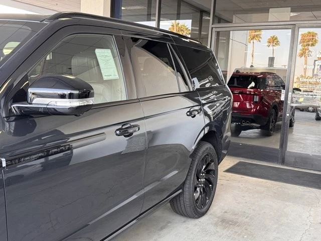 2025 Lincoln Navigator 4th Gen - Image 9 of 12
