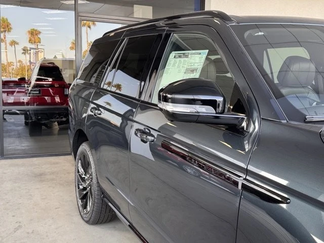2025 Lincoln Navigator 4th Gen - Image 5 of 12