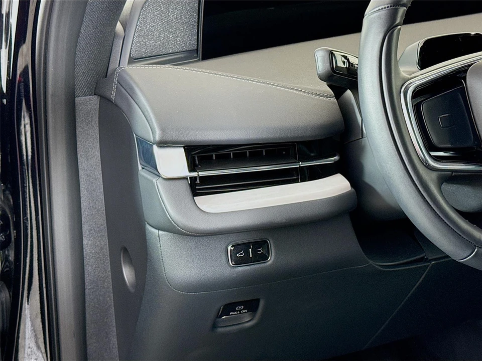 2025 Lincoln Navigator 4th Gen - Image 7 of 15