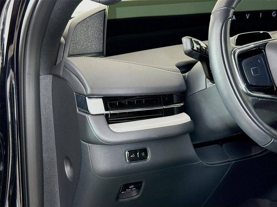 2025 Lincoln Navigator 4th Gen - Image 2 of 21