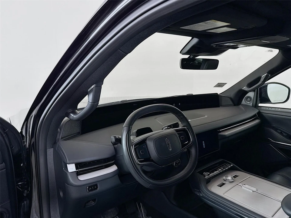 2025 Lincoln Navigator 4th Gen - Image 9 of 21
