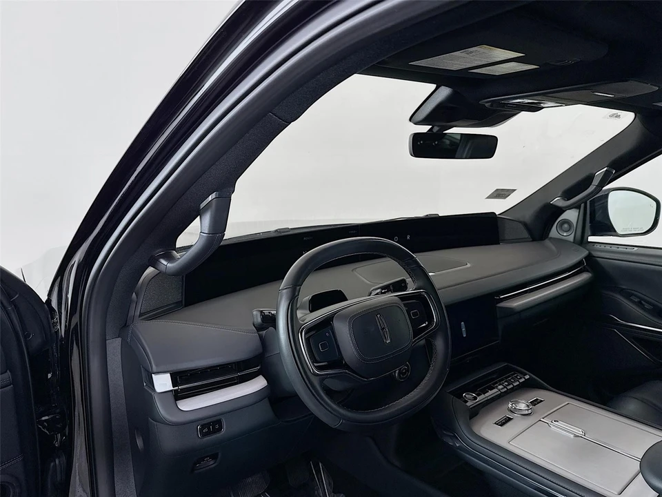 2025 Lincoln Navigator 4th Gen - Image 9 of 21