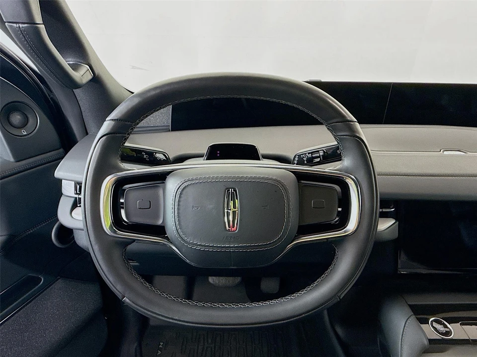 2025 Lincoln Navigator 4th Gen - Image 8 of 15