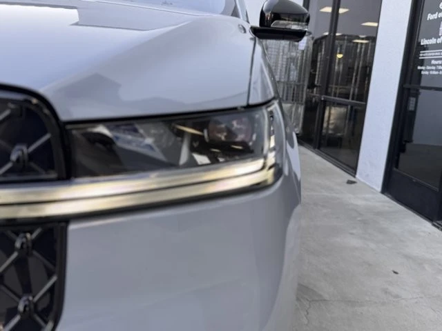 2025 Lincoln Navigator 4th Gen - Image 8 of 12
