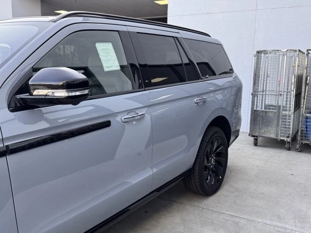 2025 Lincoln Navigator 4th Gen - Image 9 of 12