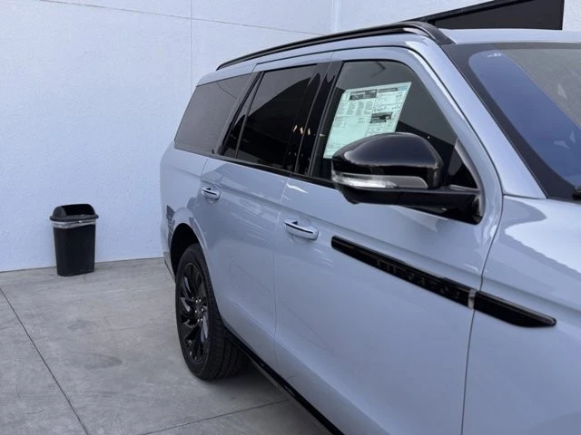 2025 Lincoln Navigator 4th Gen - Image 5 of 12