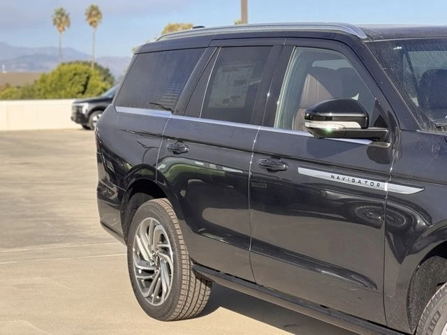 2025 Lincoln Navigator 4th Gen - Image 5 of 12