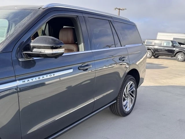 2025 Lincoln Navigator 4th Gen - Image 9 of 12