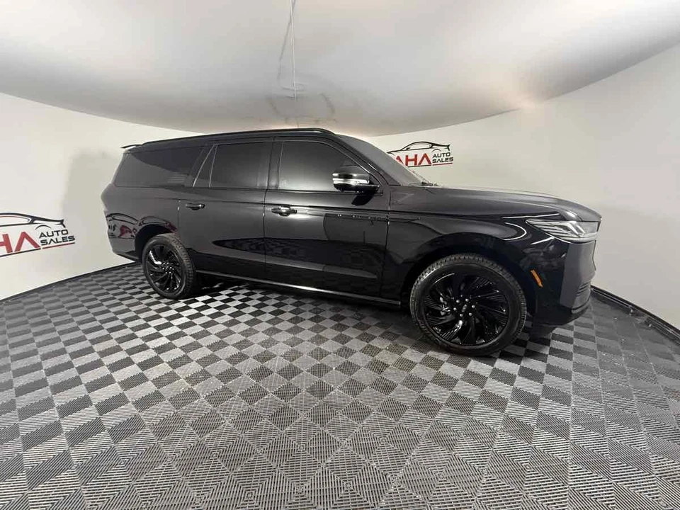 2025 Lincoln Navigator 4th Gen - Image 16 of 31