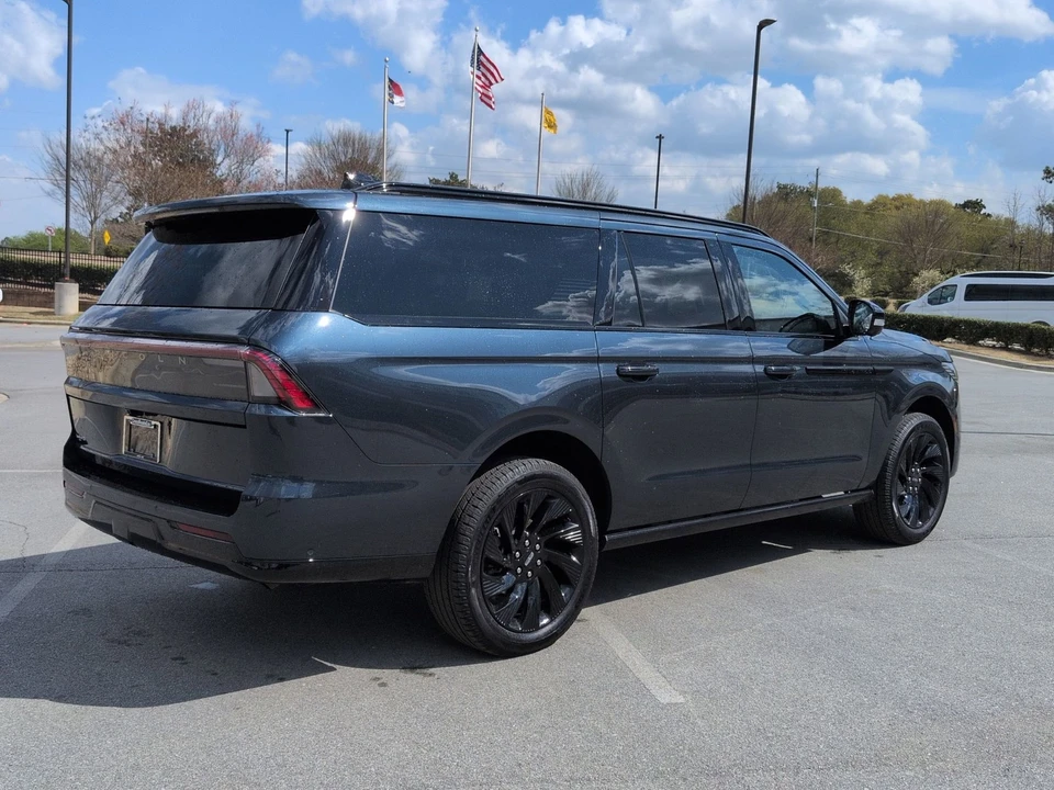 2025 Lincoln Navigator 4th Gen - Image 8 of 21
