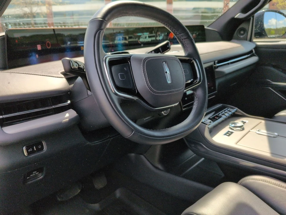 2025 Lincoln Navigator 4th Gen - Image 17 of 21