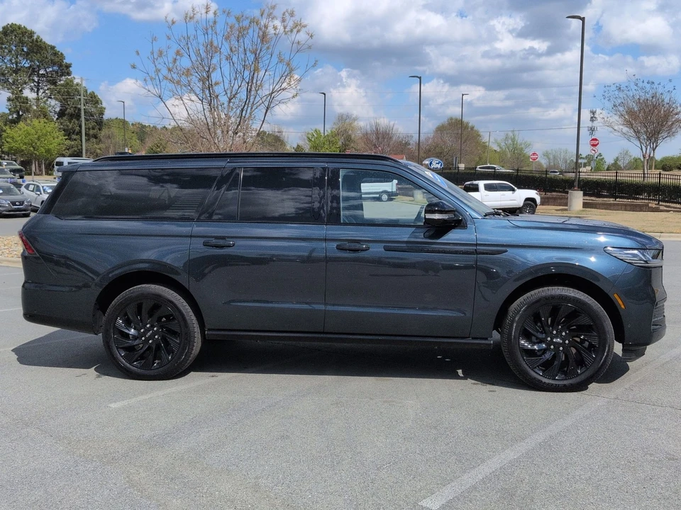 2025 Lincoln Navigator 4th Gen - Image 9 of 21