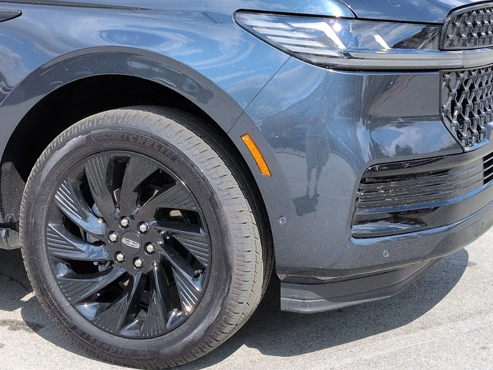 2025 Lincoln Navigator 4th Gen - Image 10 of 21