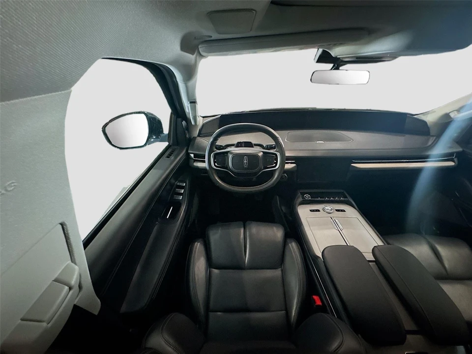 2025 Lincoln Navigator 4th Gen - Image 3 of 31