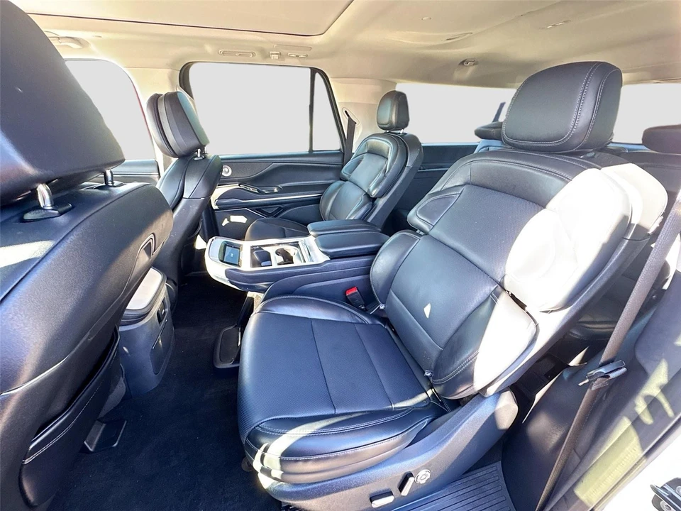 2025 Lincoln Navigator 4th Gen - Image 12 of 17