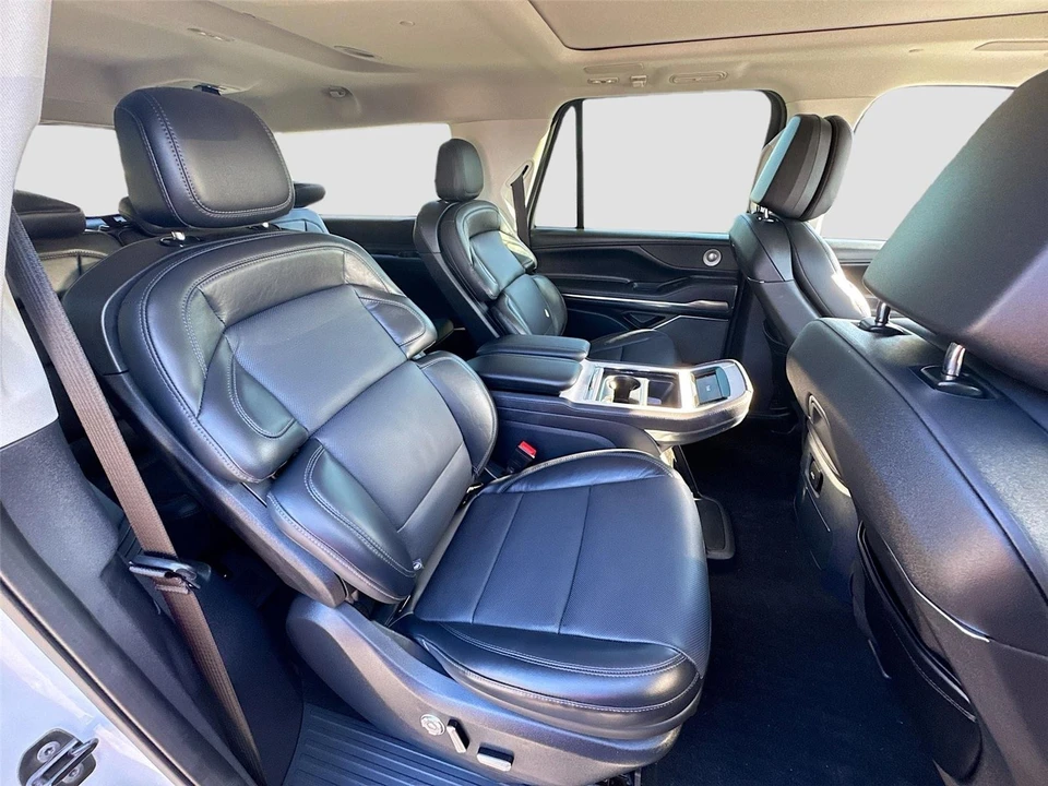 2025 Lincoln Navigator 4th Gen - Image 14 of 17